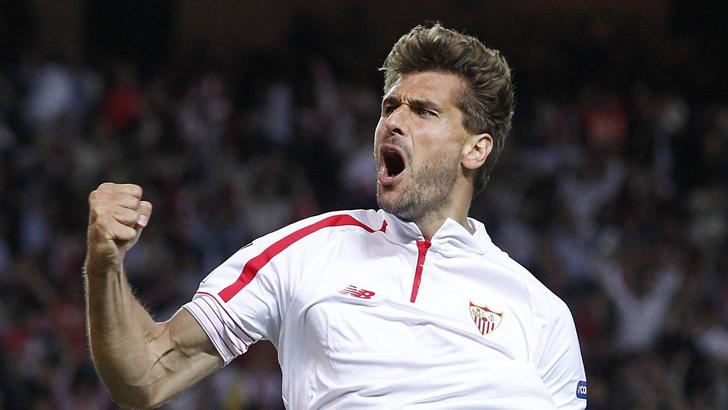 epa05017349 Sevilla FC's striker Fernando Llorente celebrates after scoring the 3-1 lead against Real Madrid during the Spanish Liga Primera Division soccer match played at the Sanchez Pizjuan stadium, in Sevilla, southern Spain, 08 November 2015. EPA/PACO PUENTES